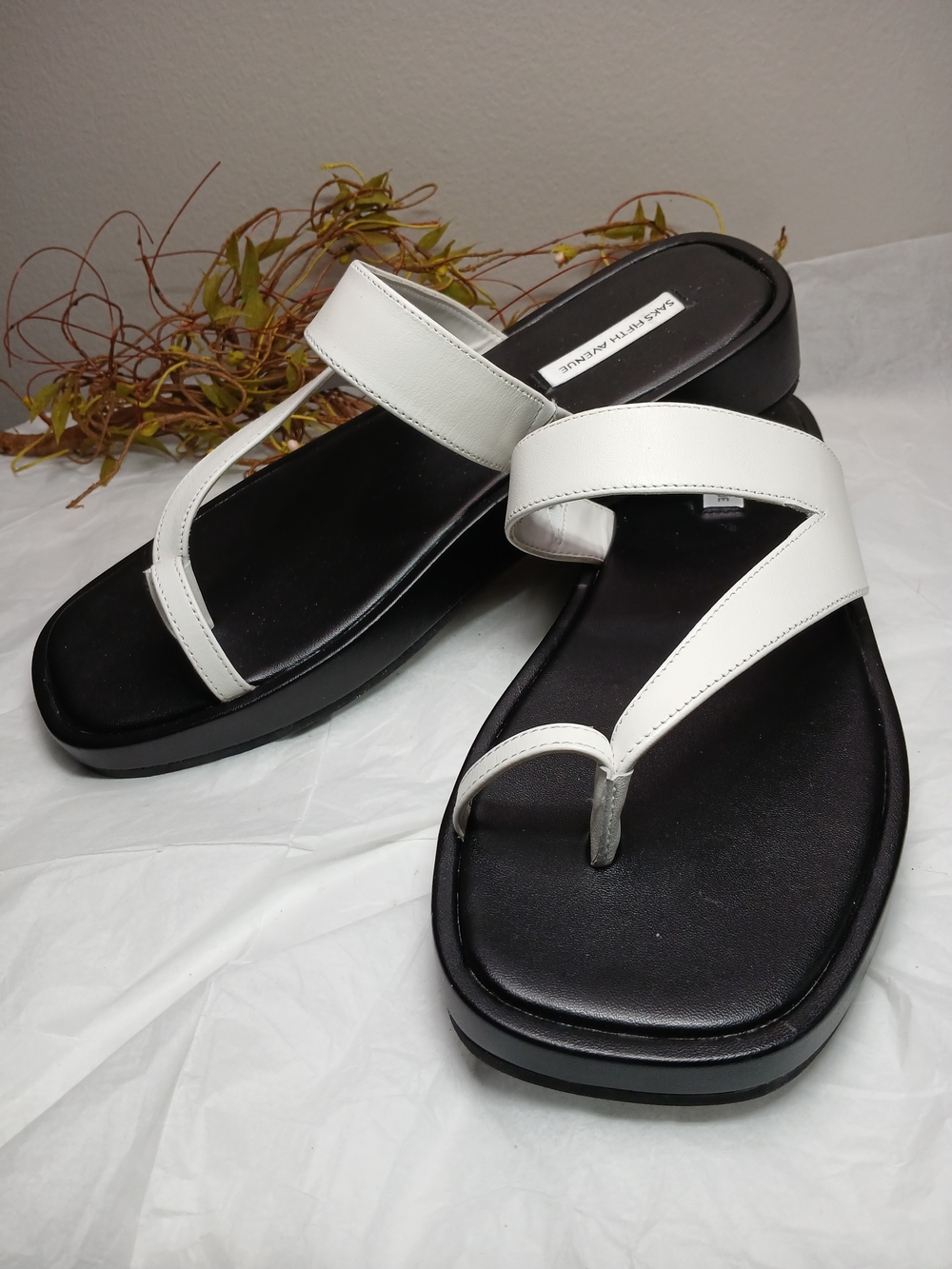 Saks Fifth Avenue White Leather Upper Toe-Ring Sandals Womens Sz 10M *Flaws*